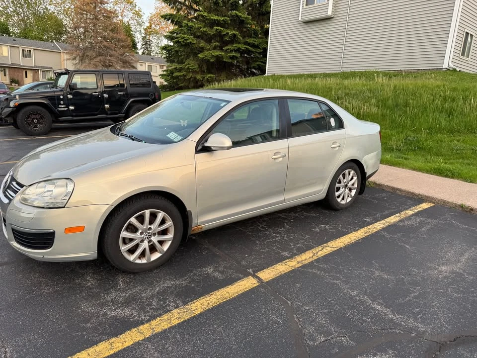 2010 Volkswagen Jetta - Image 2 of 2