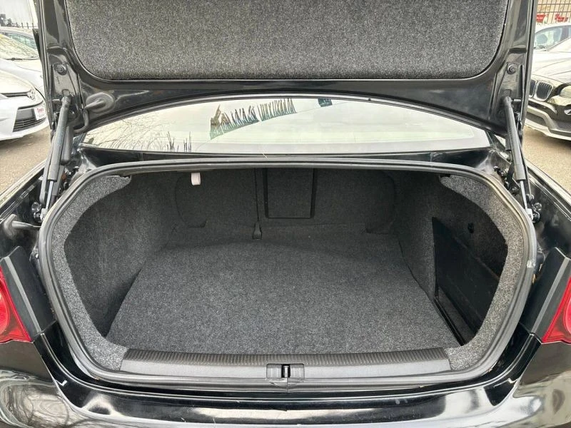 2010 Volkswagen A5 Jetta - Image 11 of 12