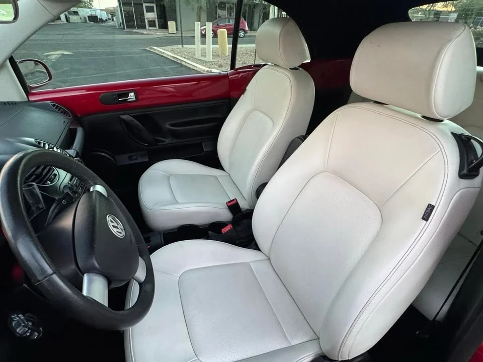 2010 Volkswagen New Beetle - Image 9 of 12