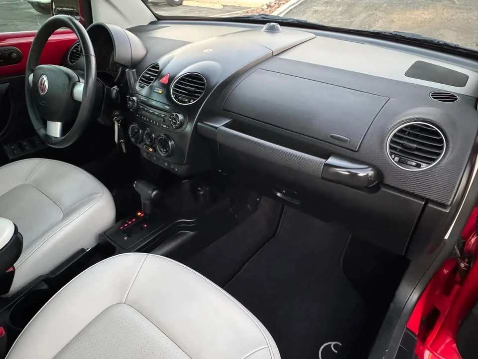 2010 Volkswagen New Beetle - Image 11 of 12