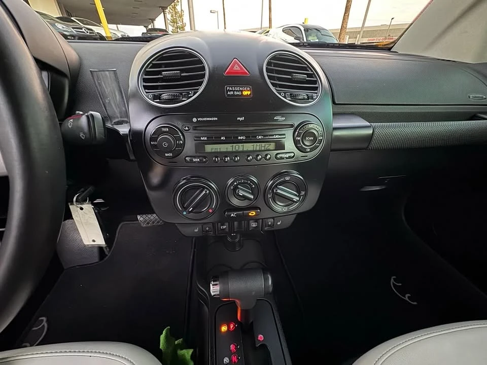 2010 Volkswagen New Beetle - Image 10 of 12
