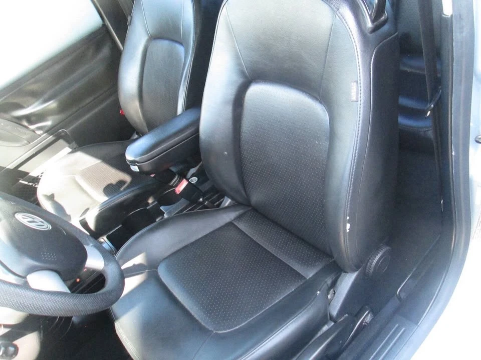 2010 Volkswagen New Beetle - Image 10 of 17