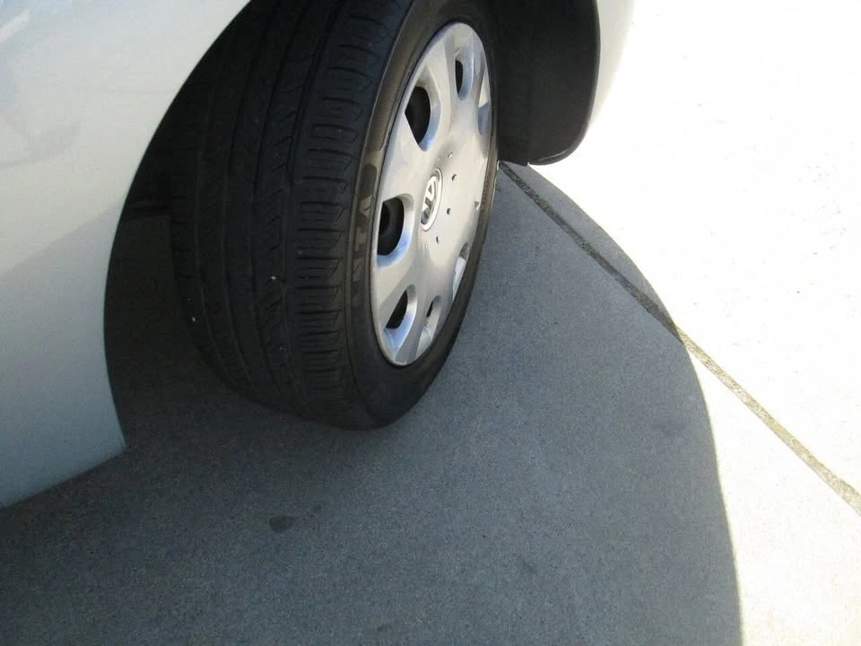2010 Volkswagen New Beetle - Image 16 of 17