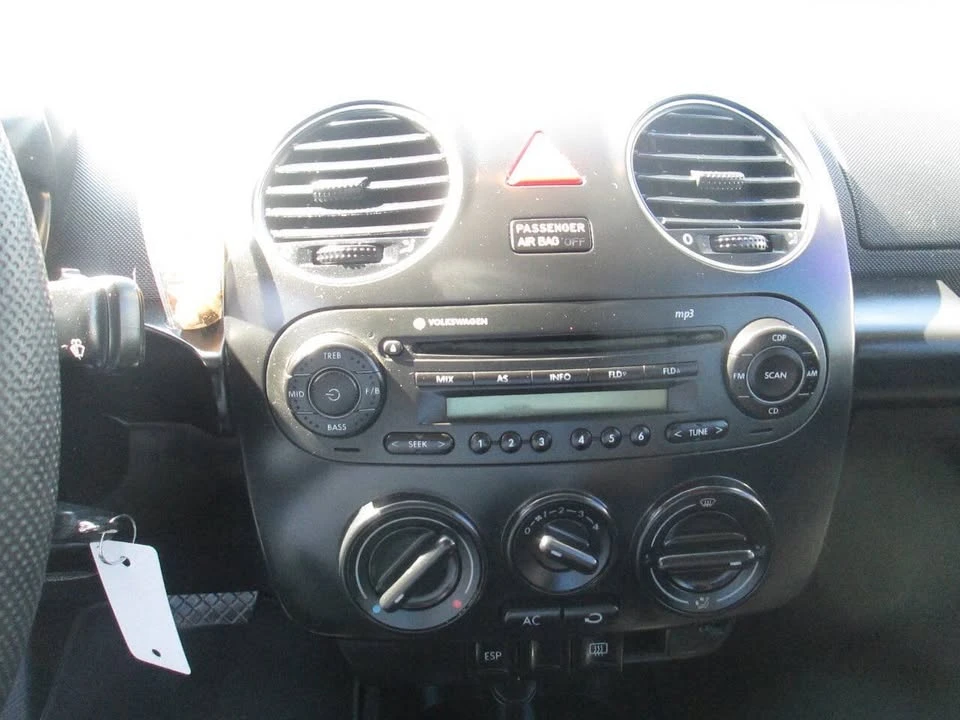 2010 Volkswagen New Beetle - Image 14 of 17