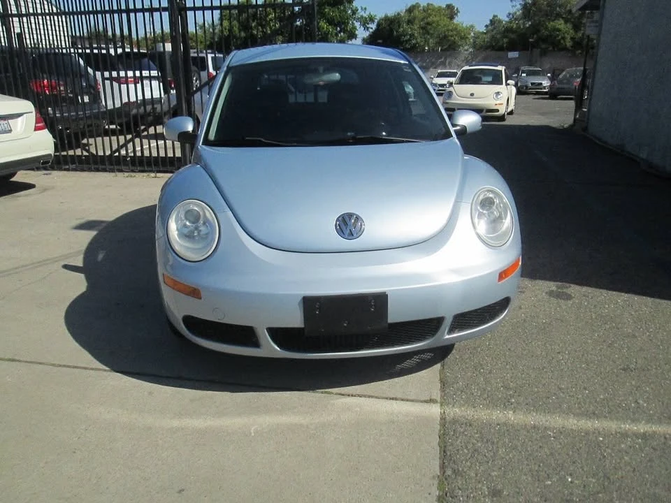 2010 Volkswagen New Beetle - Image 2 of 17