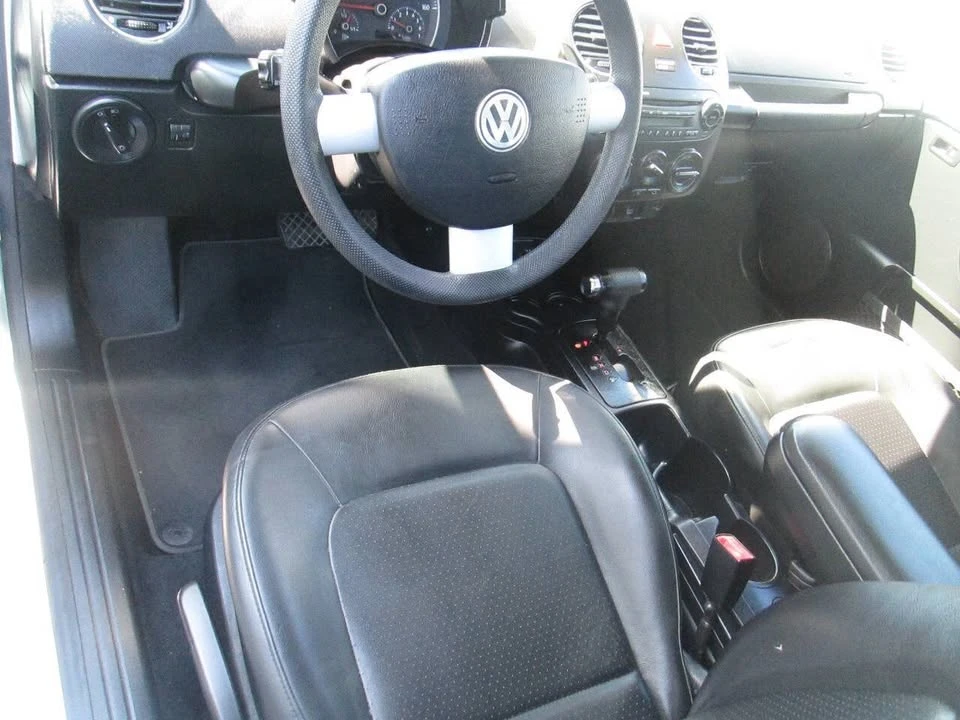2010 Volkswagen New Beetle - Image 8 of 17