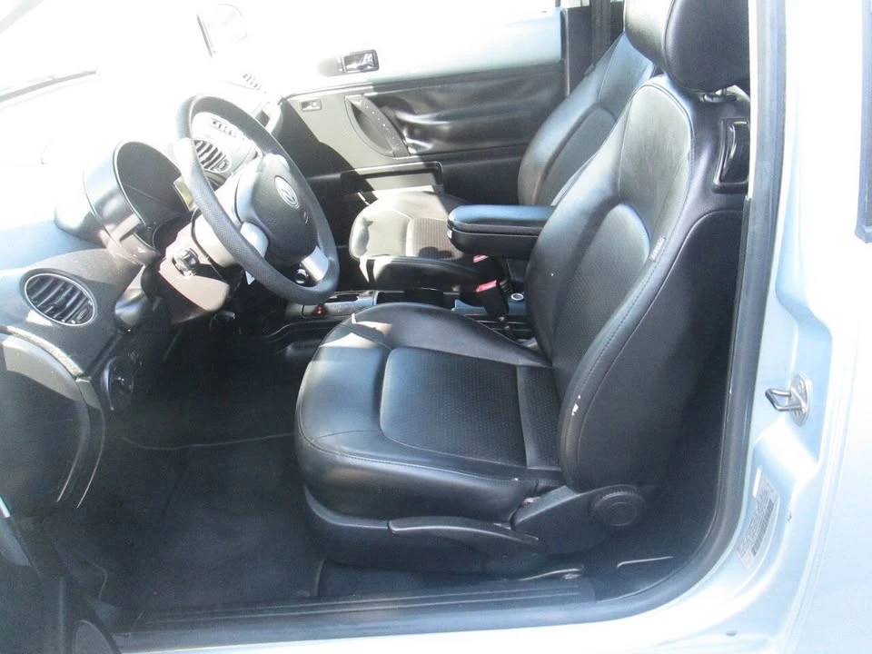 2010 Volkswagen New Beetle - Image 7 of 17