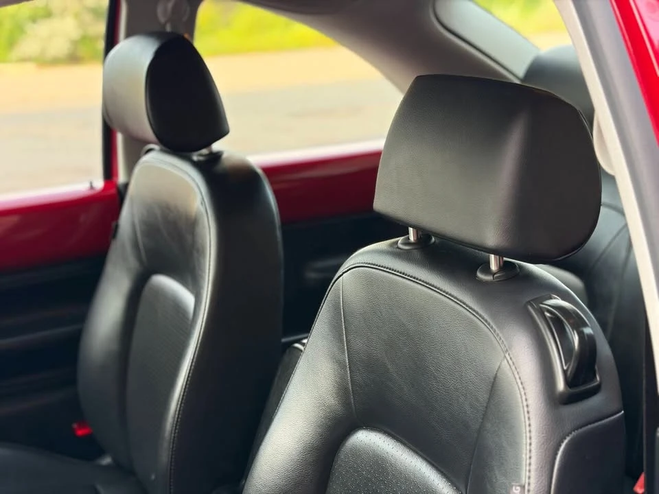 2010 Volkswagen New Beetle - Image 11 of 18