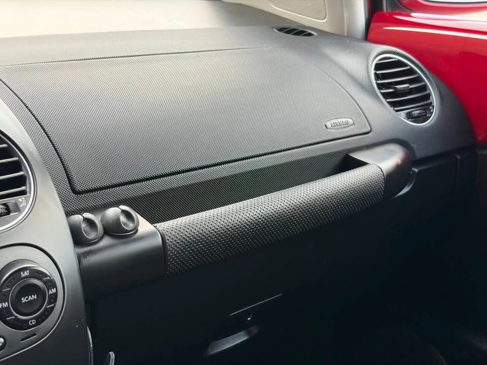 2010 Volkswagen New Beetle - Image 16 of 18