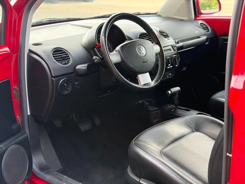 2010 Volkswagen New Beetle - Image 9 of 18