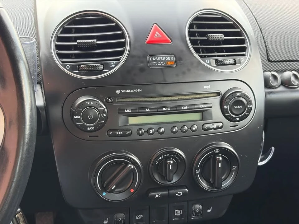 2010 Volkswagen New Beetle - Image 14 of 18