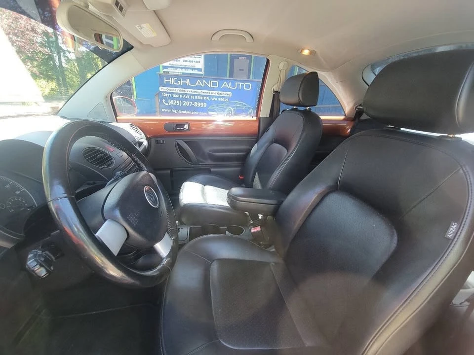 2010 Volkswagen New Beetle - Image 2 of 8