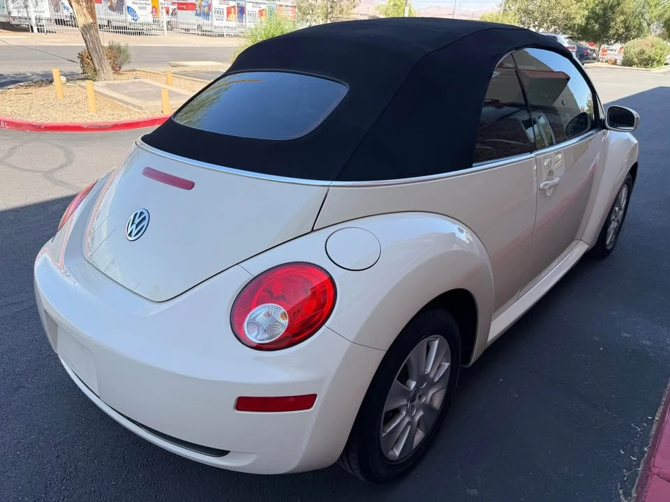 2010 Volkswagen New Beetle - Image 5 of 16