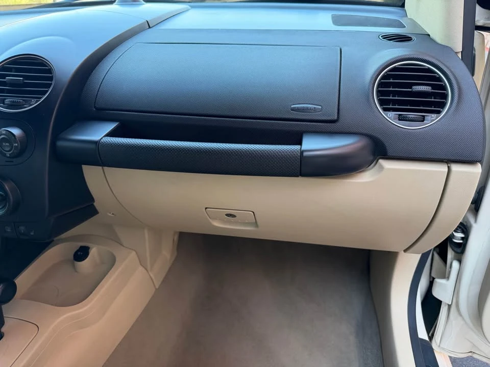 2010 Volkswagen New Beetle - Image 15 of 16