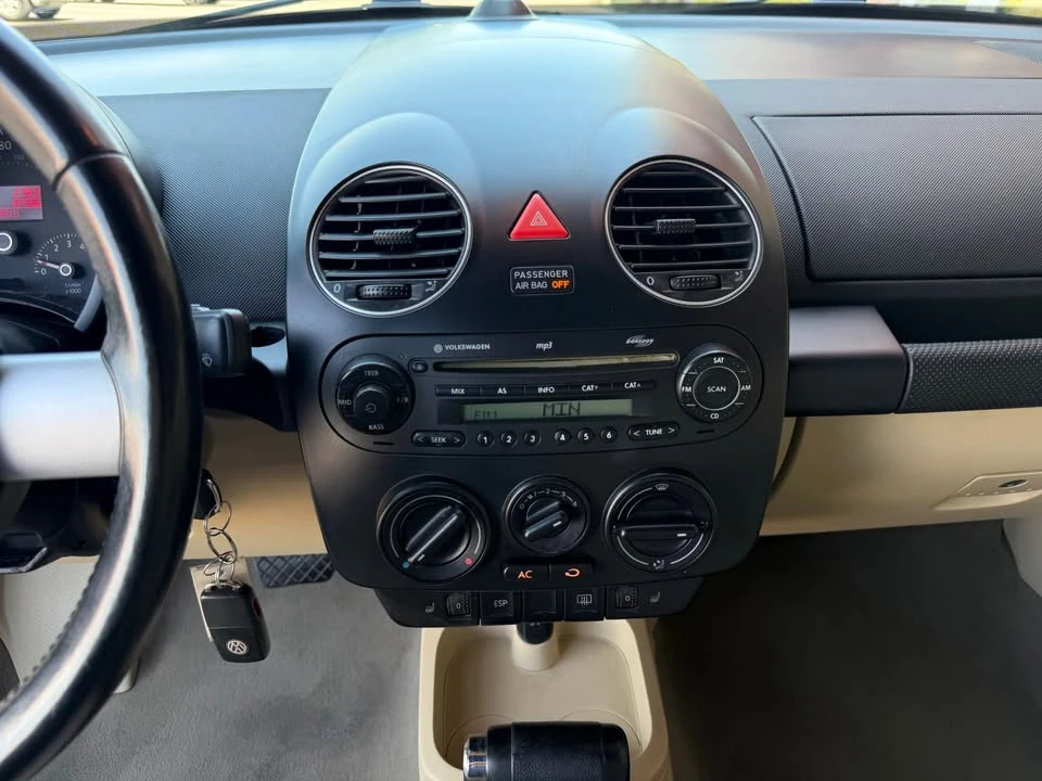 2010 Volkswagen New Beetle - Image 10 of 16