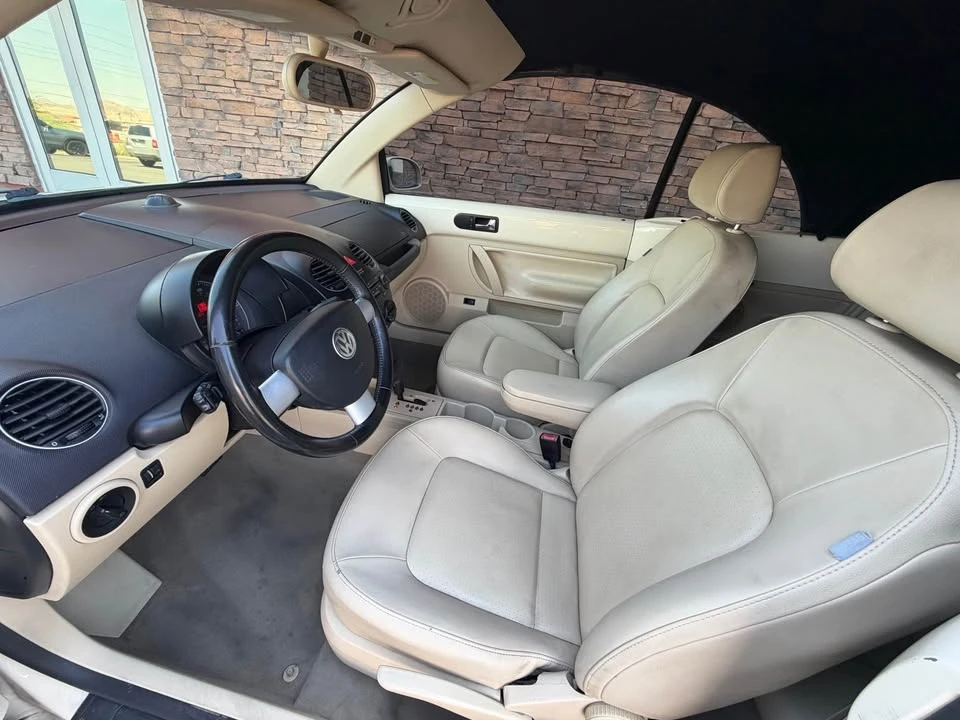 2010 Volkswagen New Beetle - Image 8 of 16