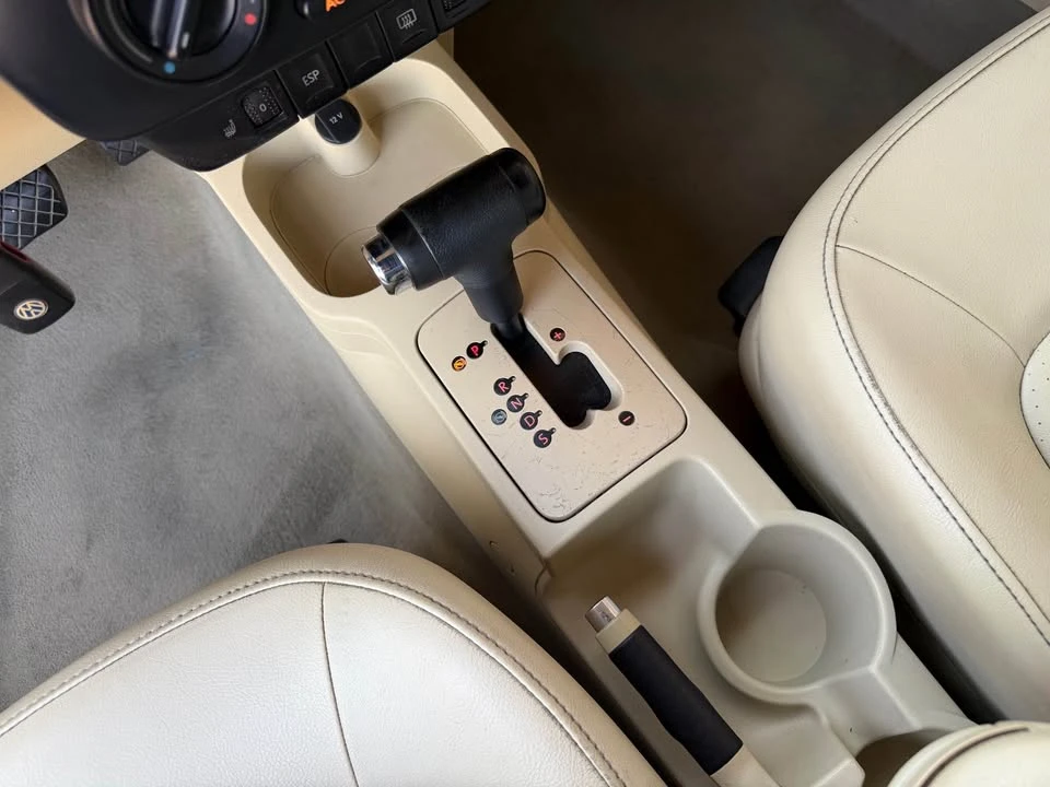 2010 Volkswagen New Beetle - Image 11 of 16