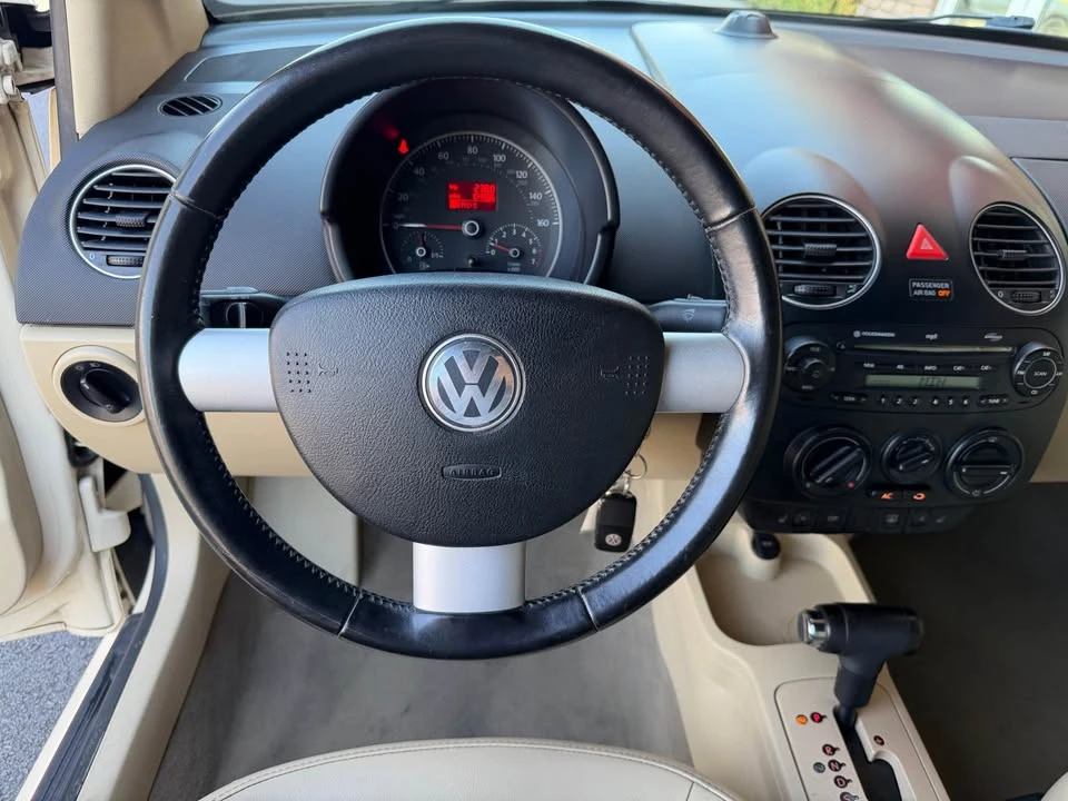 2010 Volkswagen New Beetle - Image 9 of 16