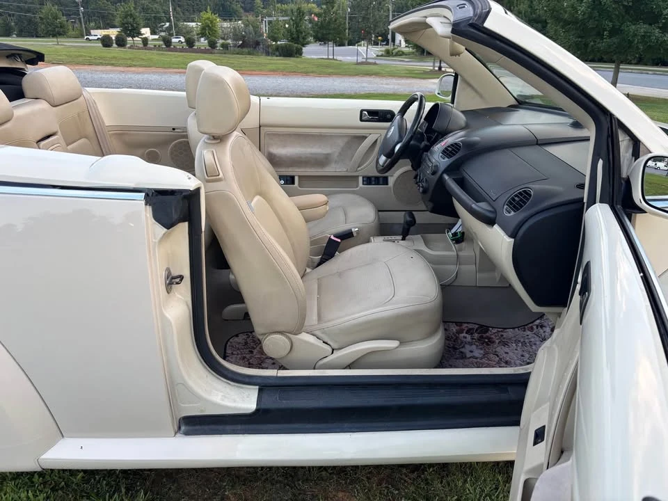 2010 Volkswagen New Beetle - Image 9 of 18