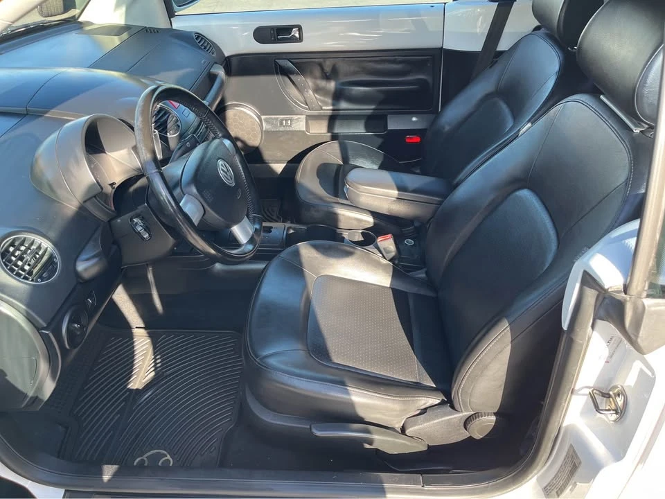 2010 Volkswagen New Beetle - Image 14 of 16