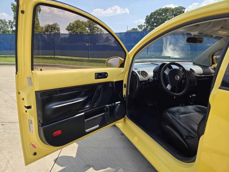 2010 Volkswagen New Beetle - Image 9 of 20