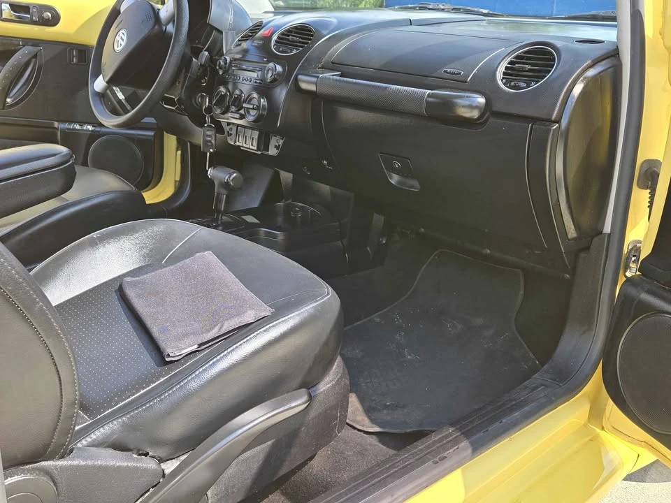 2010 Volkswagen New Beetle - Image 17 of 20