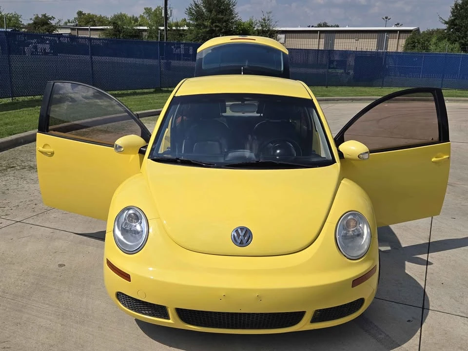 2010 Volkswagen New Beetle - Image 11 of 20