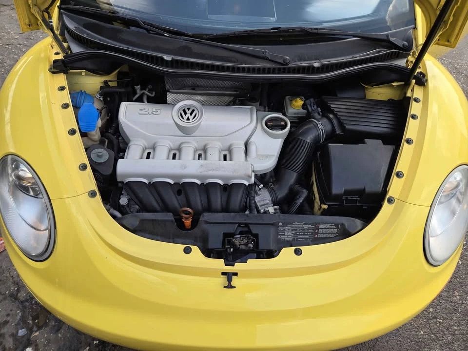2010 Volkswagen New Beetle - Image 10 of 20