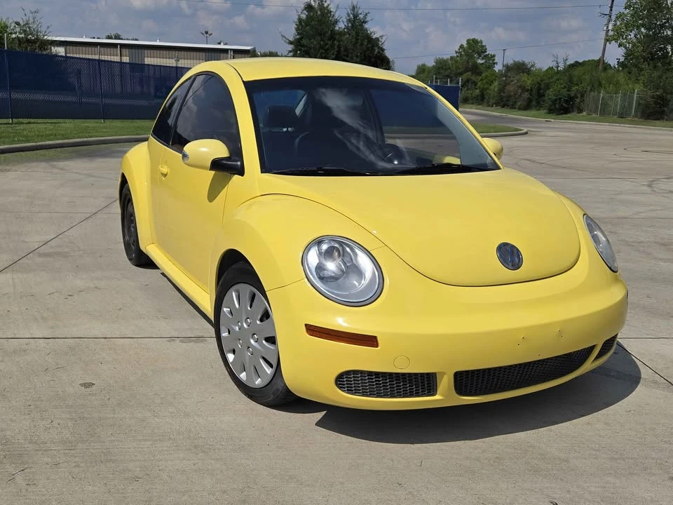 2010 Volkswagen New Beetle - Image 2 of 20