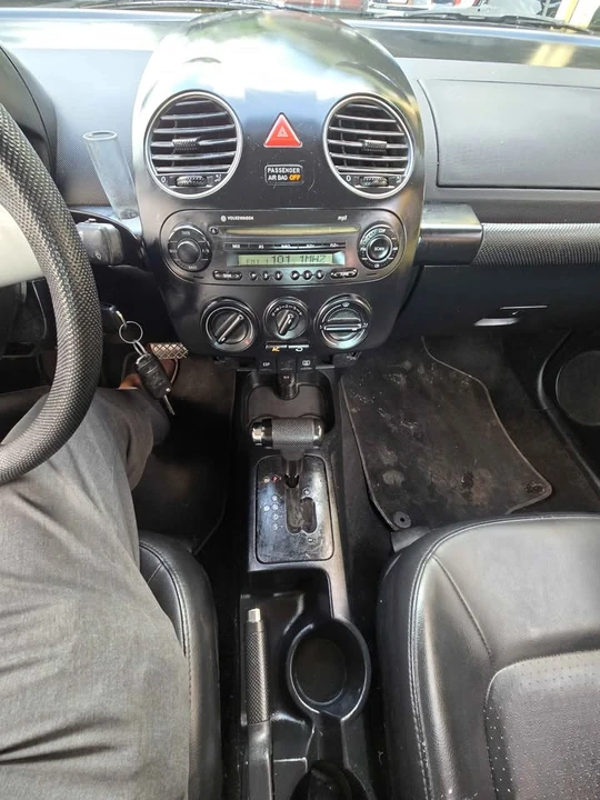 2010 Volkswagen New Beetle - Image 8 of 20
