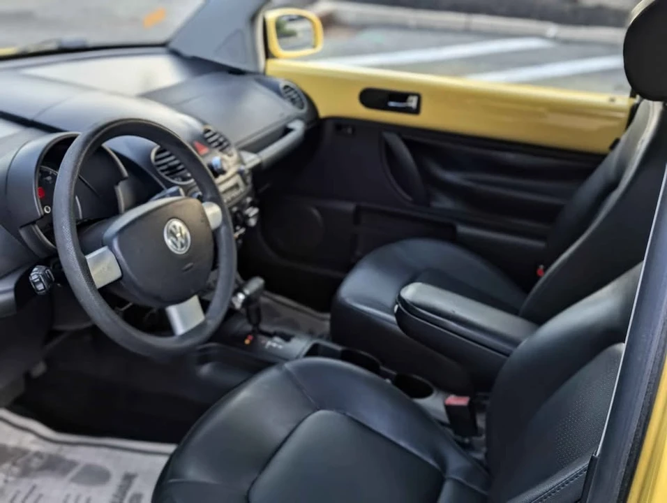 2010 Volkswagen New Beetle - Image 7 of 18