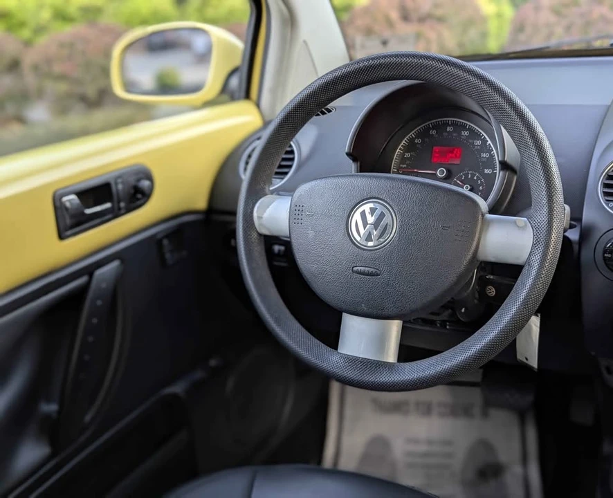 2010 Volkswagen New Beetle - Image 12 of 18