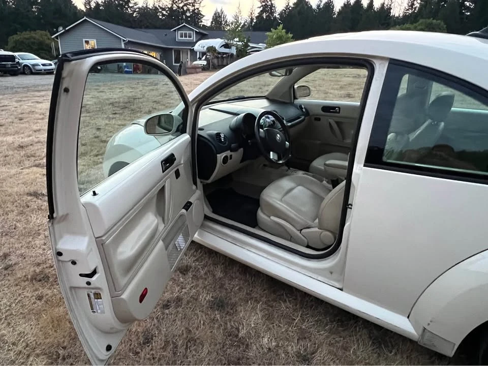 2010 Volkswagen New Beetle - Image 3 of 8
