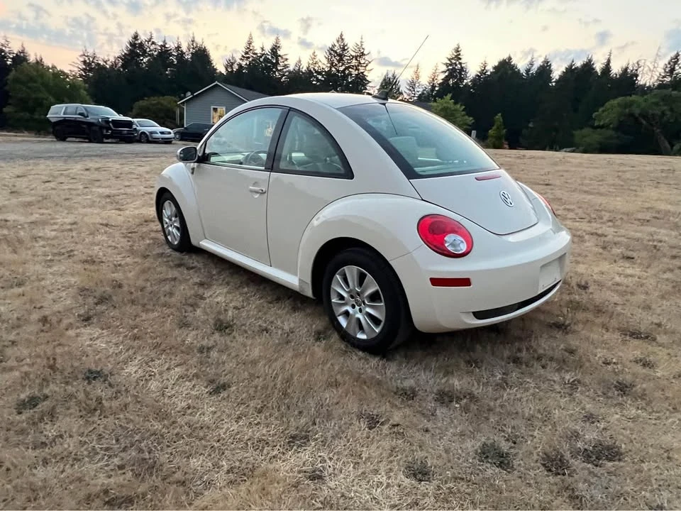 2010 Volkswagen New Beetle - Image 6 of 8