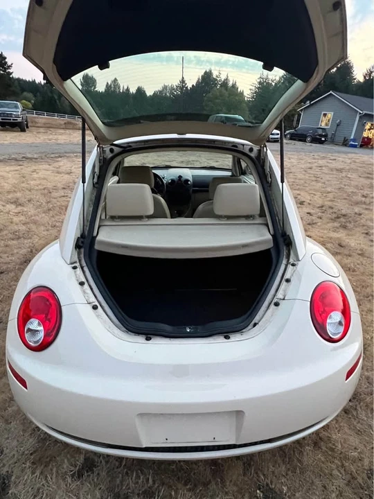 2010 Volkswagen New Beetle - Image 7 of 8