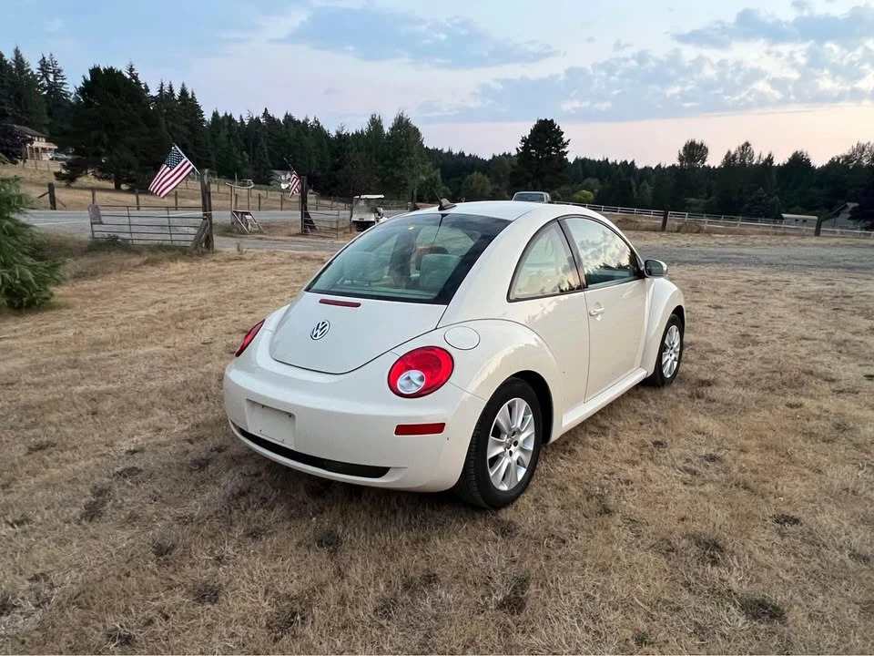 2010 Volkswagen New Beetle - Image 5 of 8