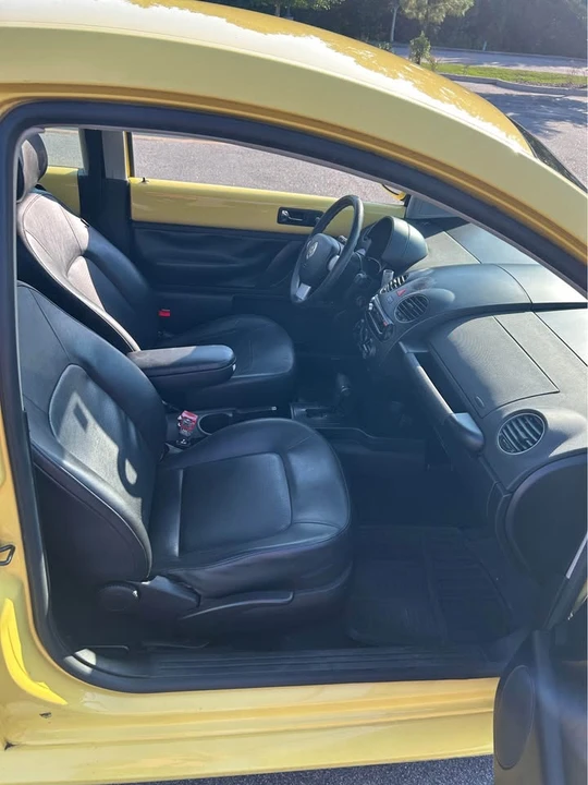 2010 Volkswagen New Beetle - Image 7 of 11