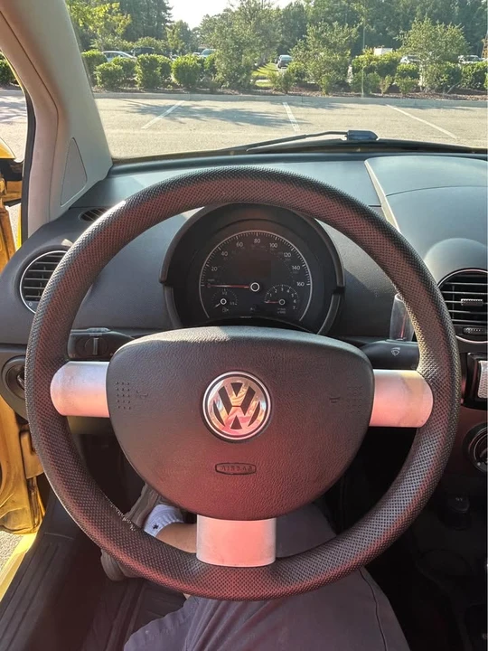2010 Volkswagen New Beetle - Image 9 of 11