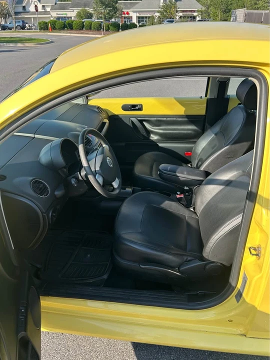 2010 Volkswagen New Beetle - Image 6 of 11
