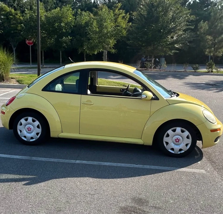 2010 Volkswagen New Beetle - Image 2 of 11