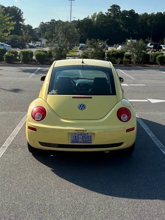 2010 Volkswagen New Beetle - Image 4 of 11
