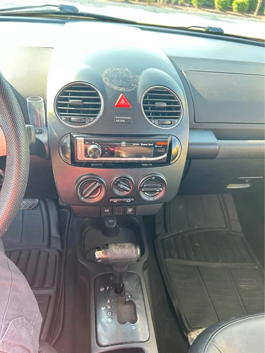 2010 Volkswagen New Beetle - Image 5 of 11