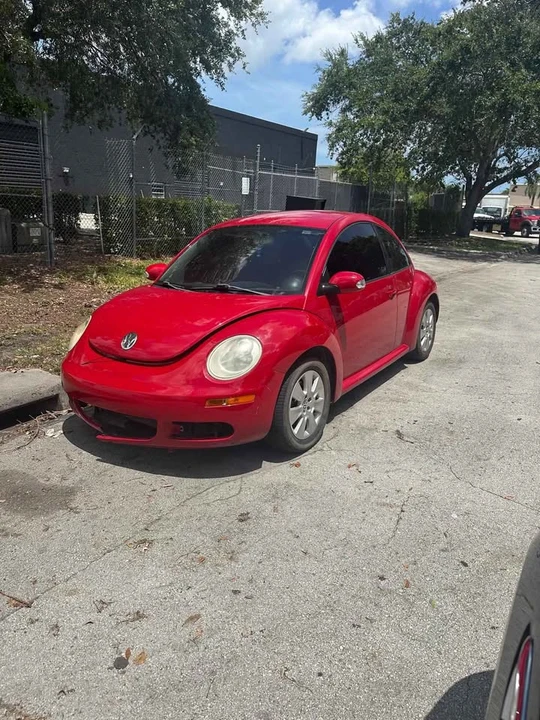 2010 Volkswagen New Beetle - Image 2 of 5