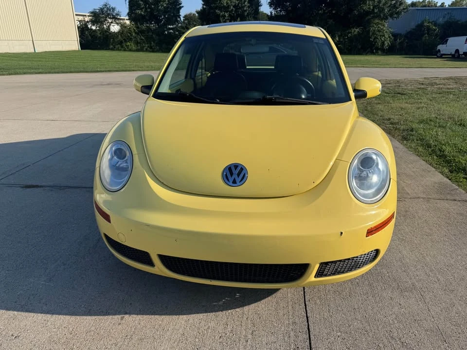 2010 Volkswagen New Beetle - Image 2 of 10