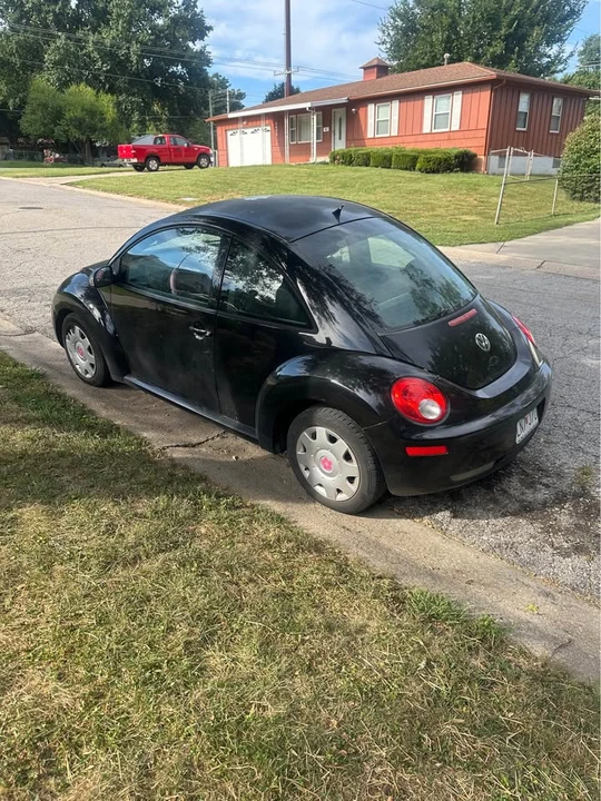 2010 Volkswagen New Beetle - Image 4 of 8