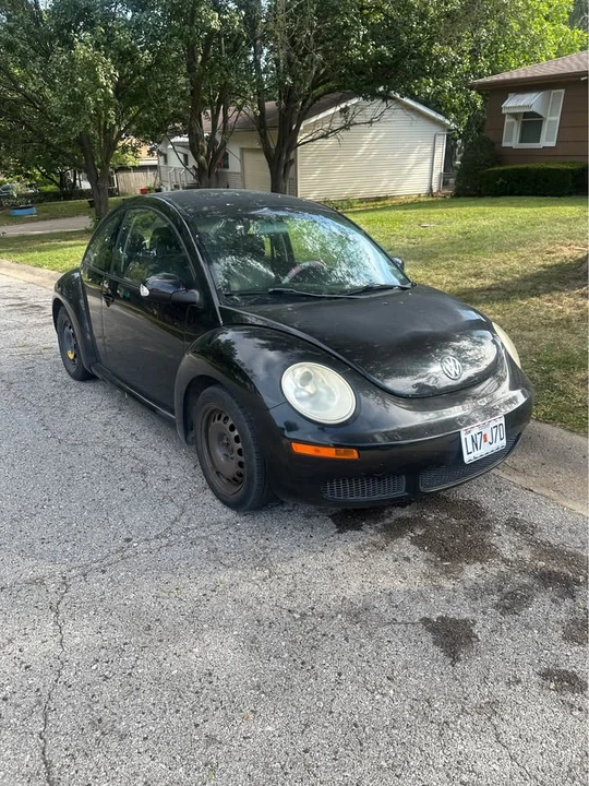 2010 Volkswagen New Beetle - Image 2 of 8