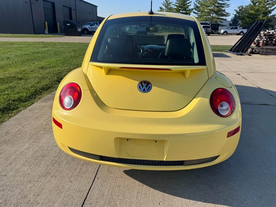 2010 Volkswagen New Beetle - Image 5 of 10