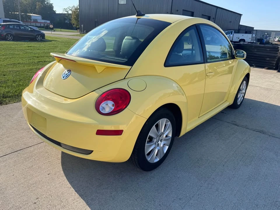 2010 Volkswagen New Beetle - Image 4 of 10