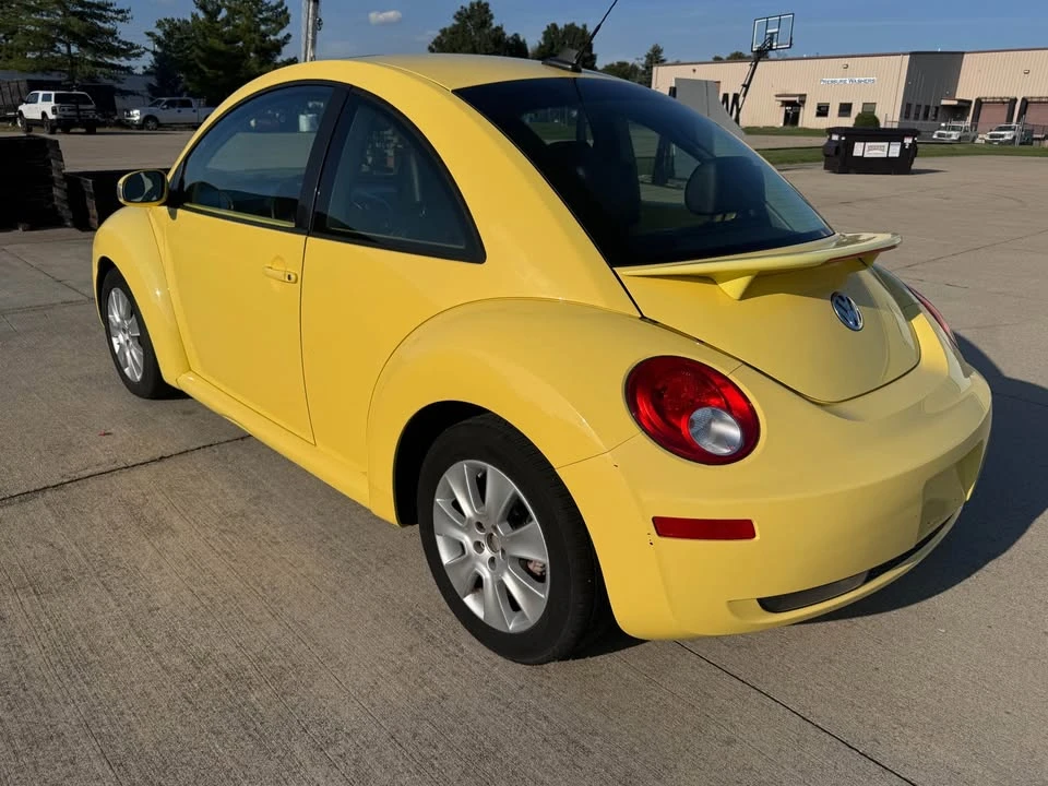 2010 Volkswagen New Beetle - Image 6 of 10