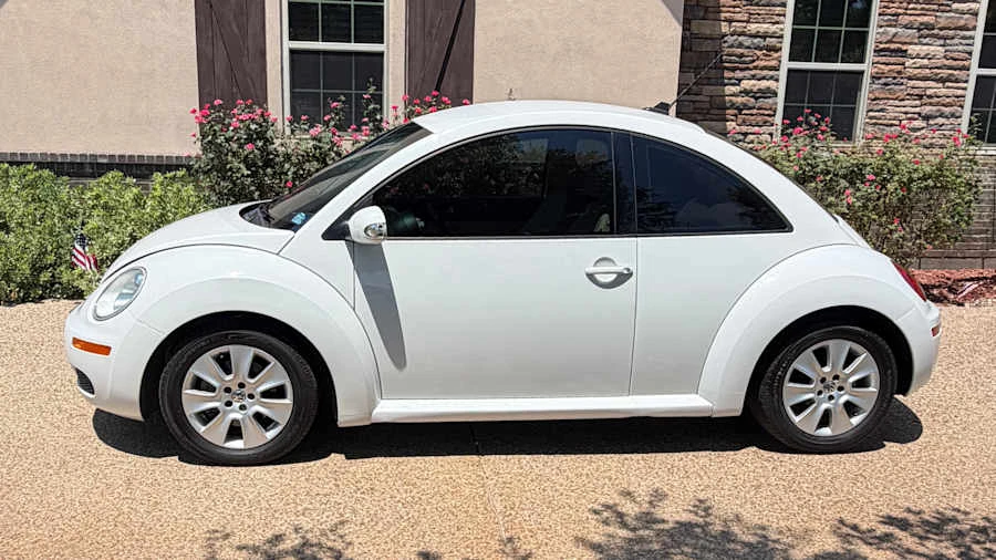 2010 Volkswagen New Beetle - Image 2 of 23